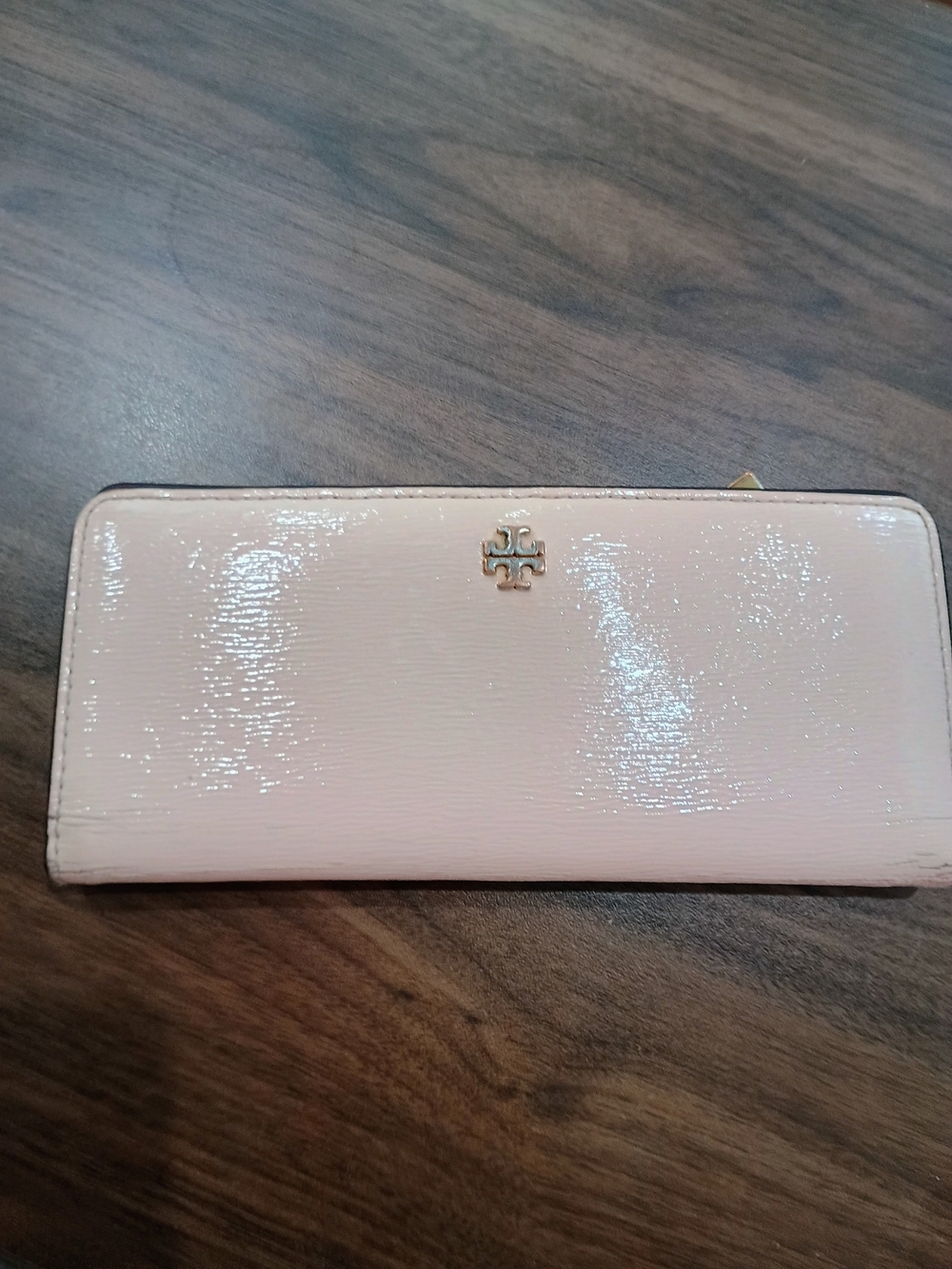 Tory Burch Patent Leather Zip Wallet in Light Cream with Gold Logo